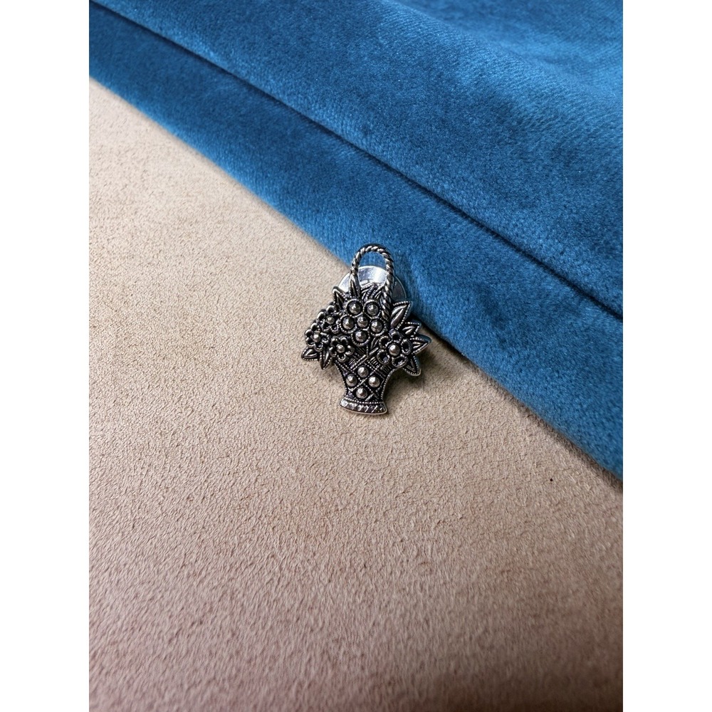 Vintage Avon Signed Silver Tone Marcasite Flower Basket Ladies Lapel‎ Pin - Picture 2 of 3